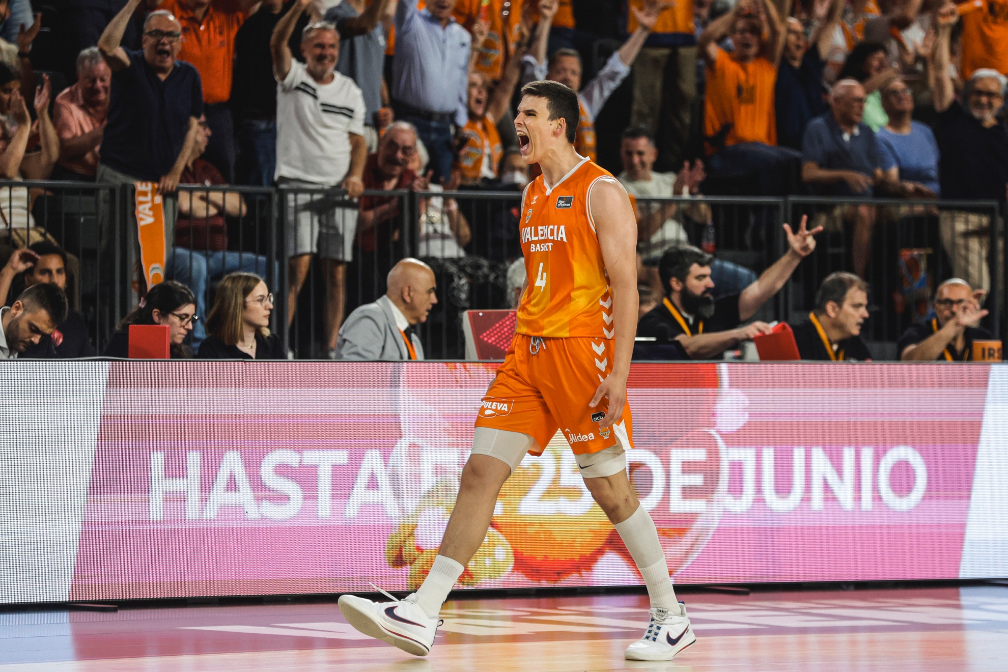 Jaime Pradilla celebra una acción en el Roig Arena. ACB PHOTO