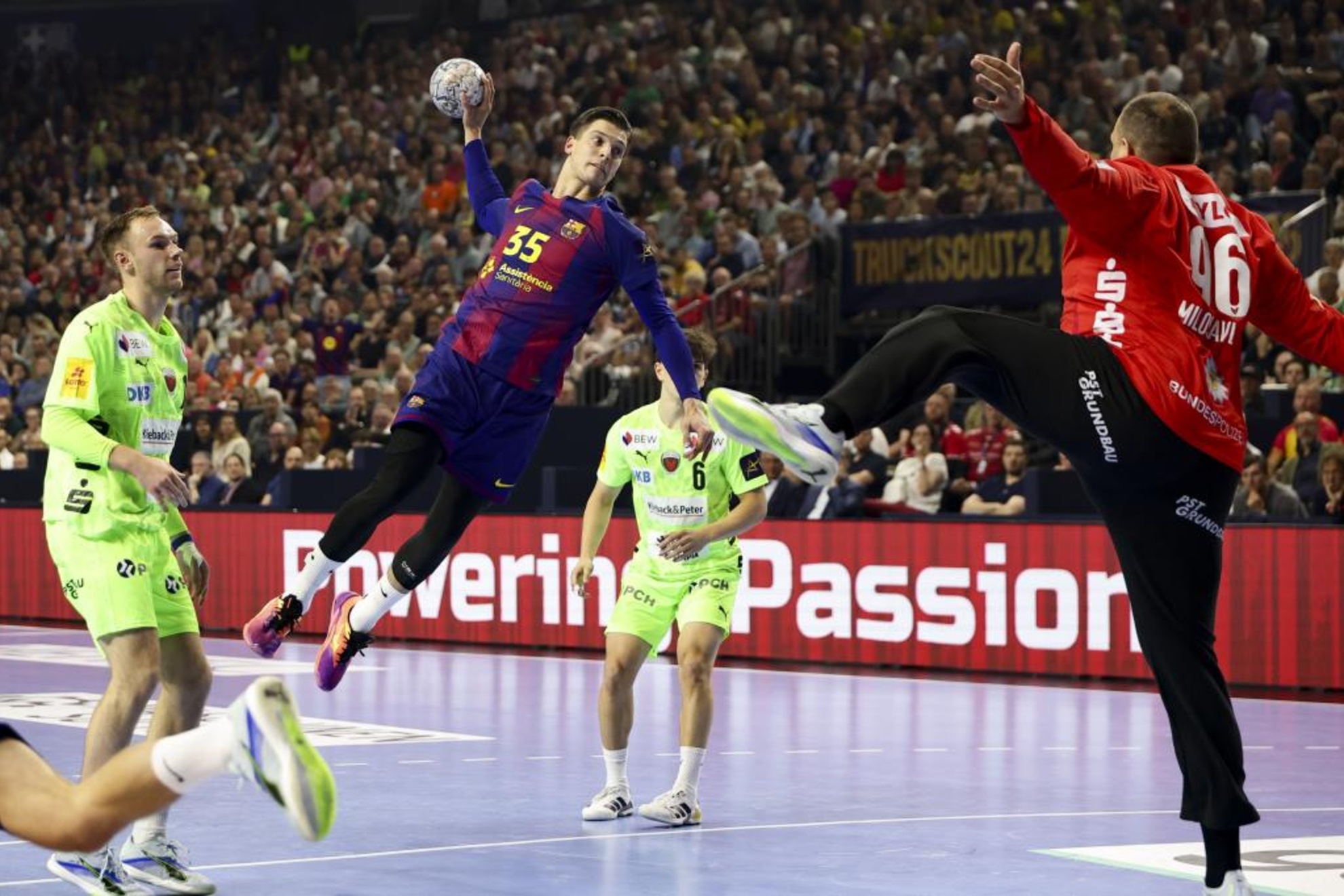 El central esloveno del Barça, Domen Makuc, ante el Füchse. EFE