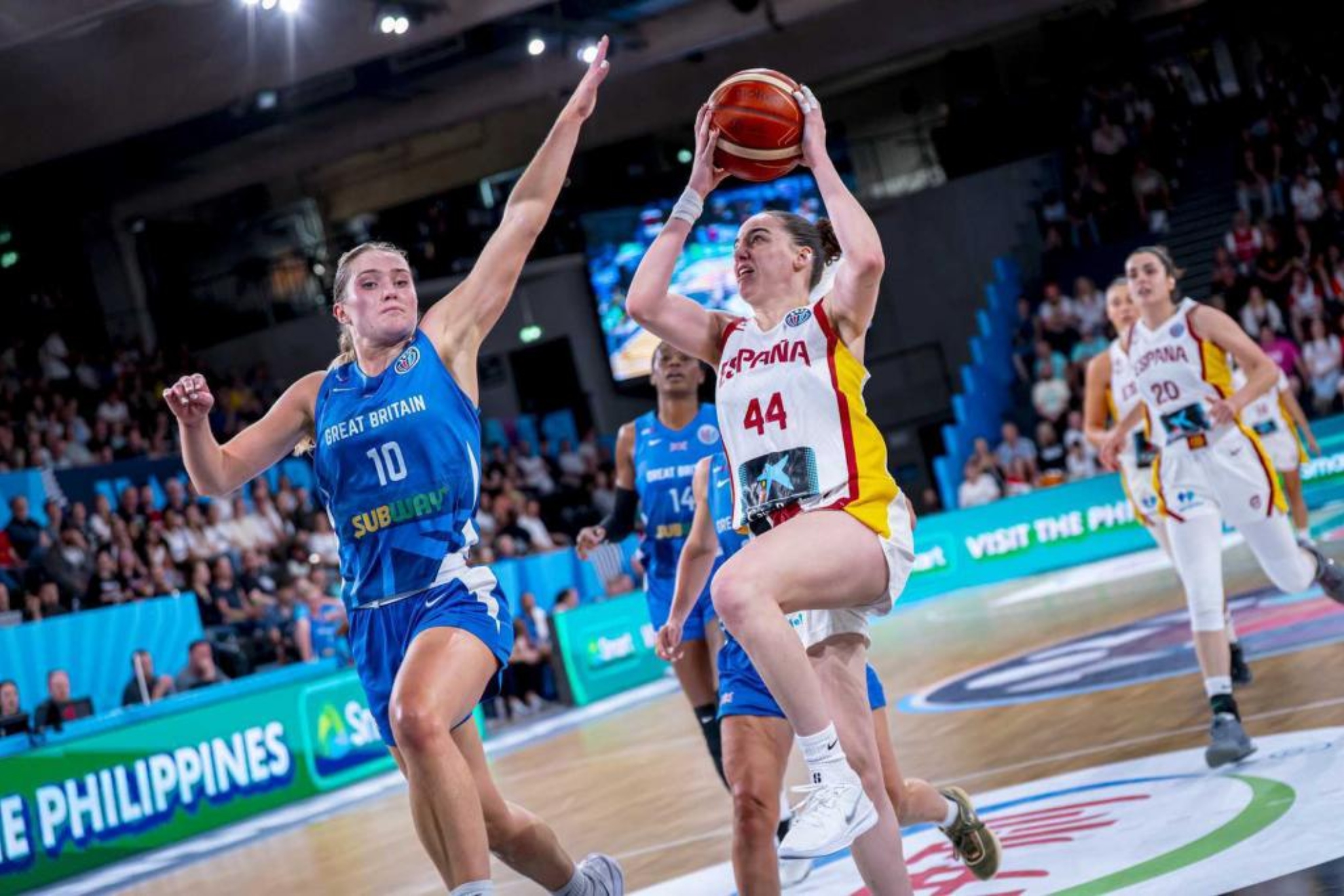 Iyana Martín intenta penetrar a canasta durante el Eurobasket 2025. Alberto Nevado/FEB