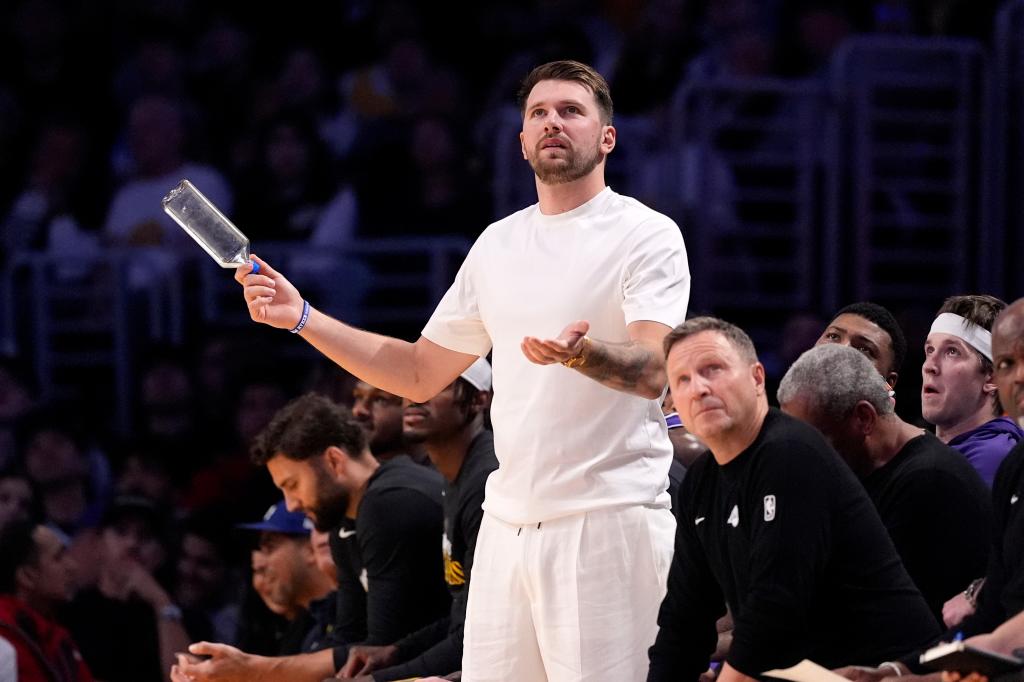 Luka Doncic durante un partido de los Playoffs, animando a su equipo.