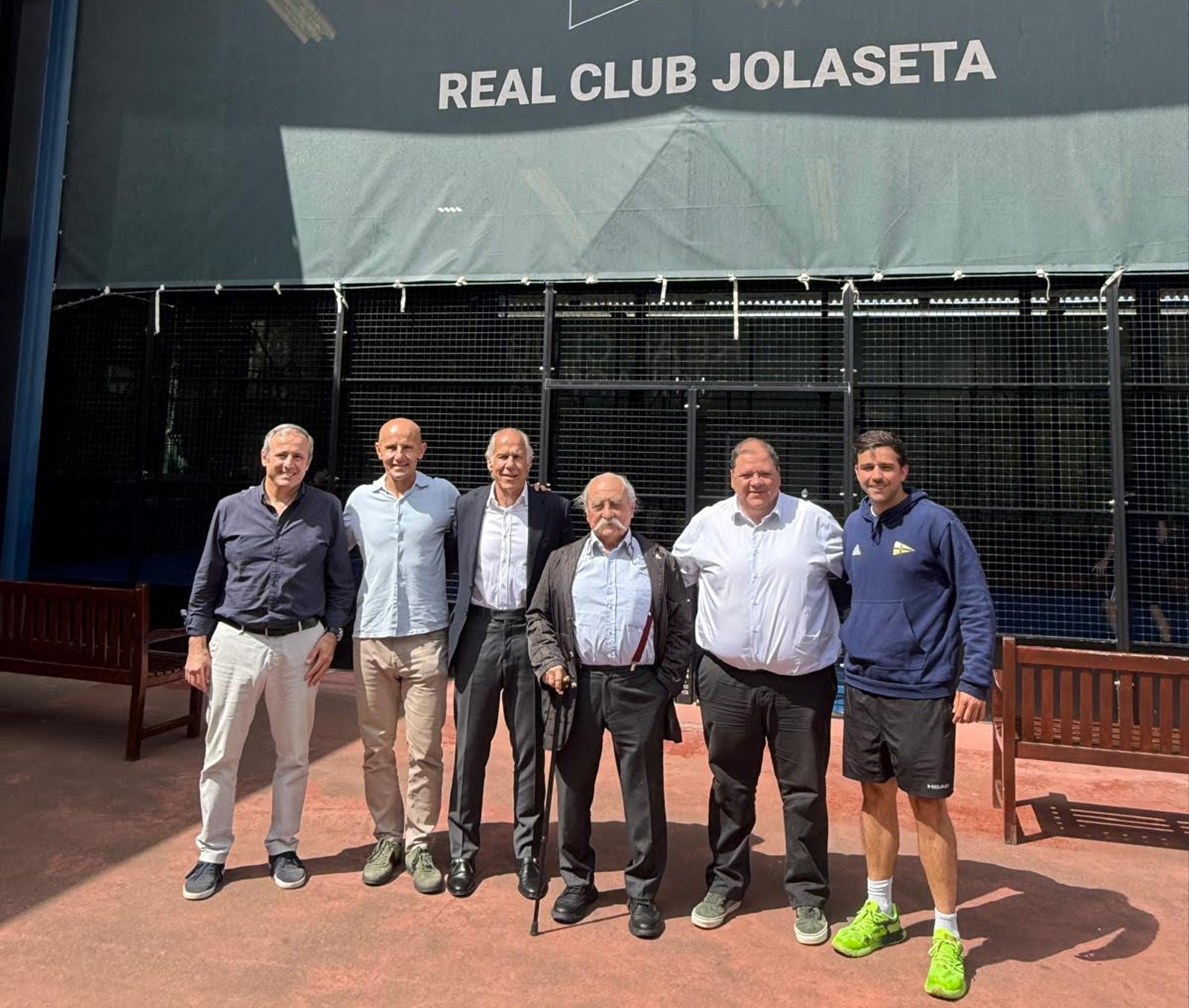 Julio Alegría, en el centro de la imagen, junto a los presidentes de las federaciones vasca y española en una reciente visita a Jolaseta.