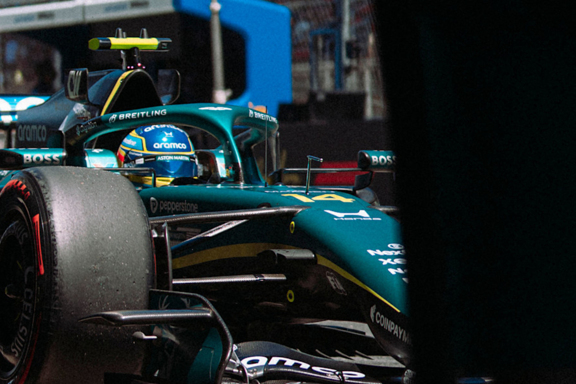 Alonso entra en boxes con el Aston Martin.
