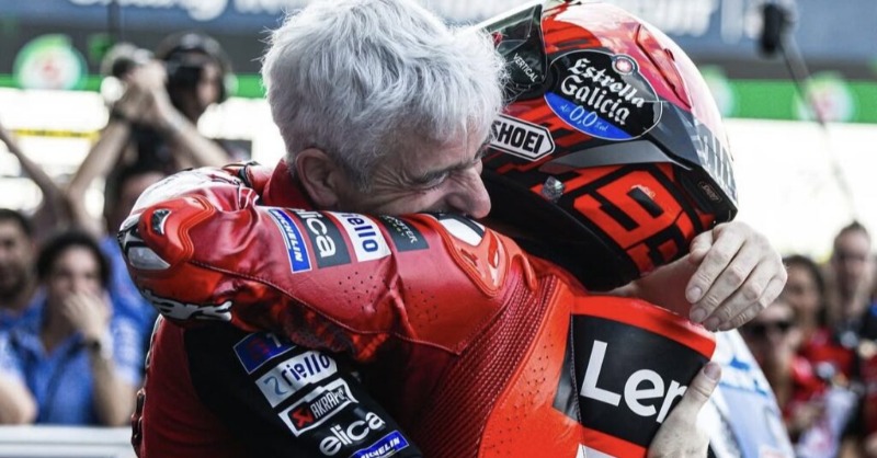 Márquez, felicitado por Dall'Igna, tras el Sprint en Brno de 2025. DAZN MotoGP