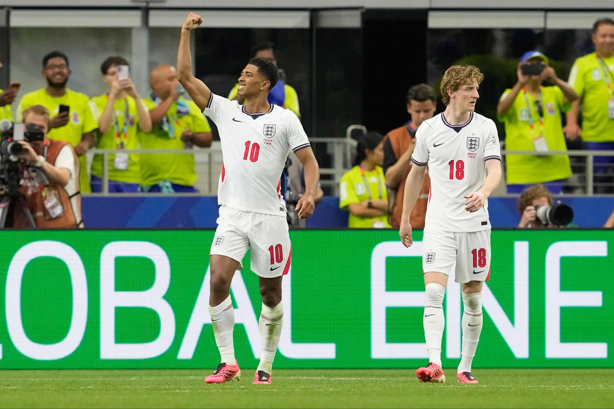 Bellingham celebra el gol que le dio la victoria a Inglaterra
