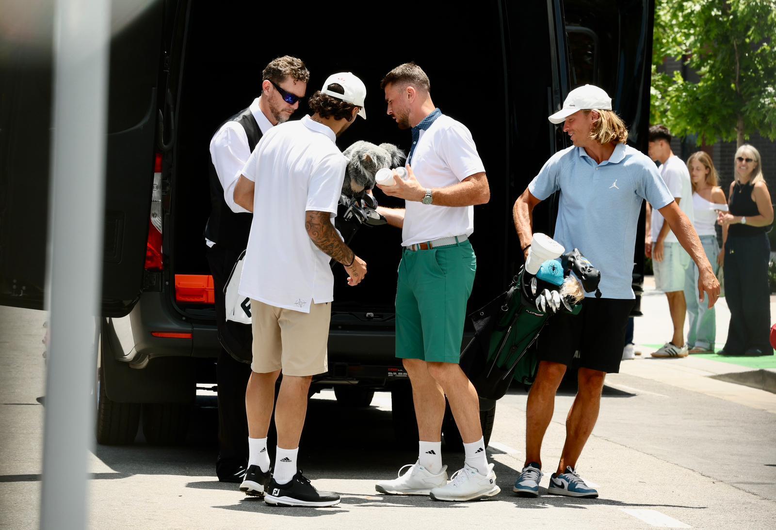 Unai, Raya and Llorente with the golf clubs.