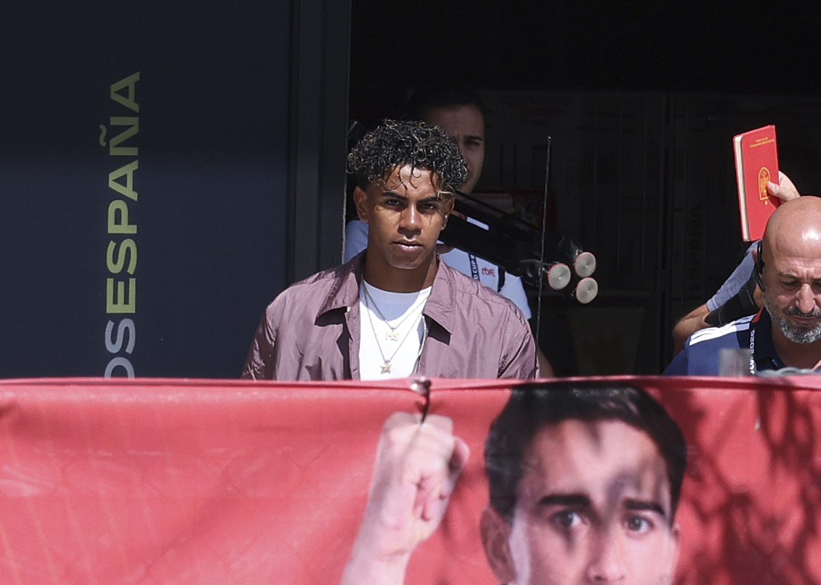 Lamine Yamal, leaving the hotel.