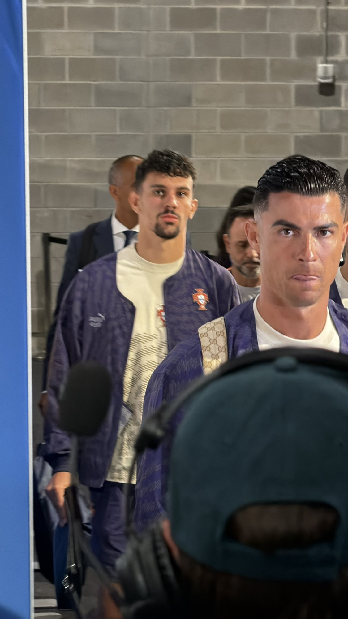 Cristiano Ronaldo abandona la zona mixta sin pararse con la prensa.