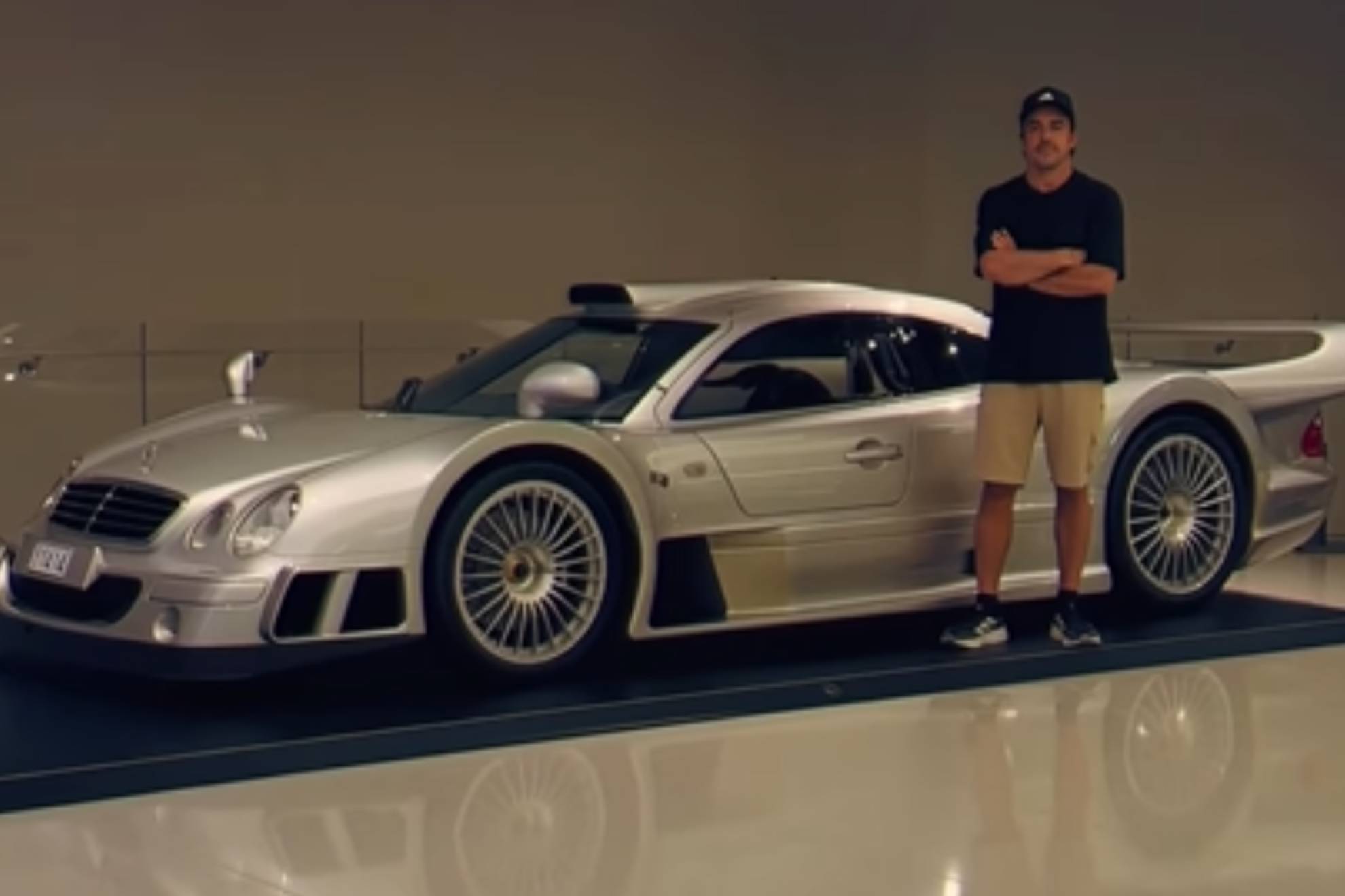 Alonso, posando junto a su coche en el lugar en el que va a ser exhibido.