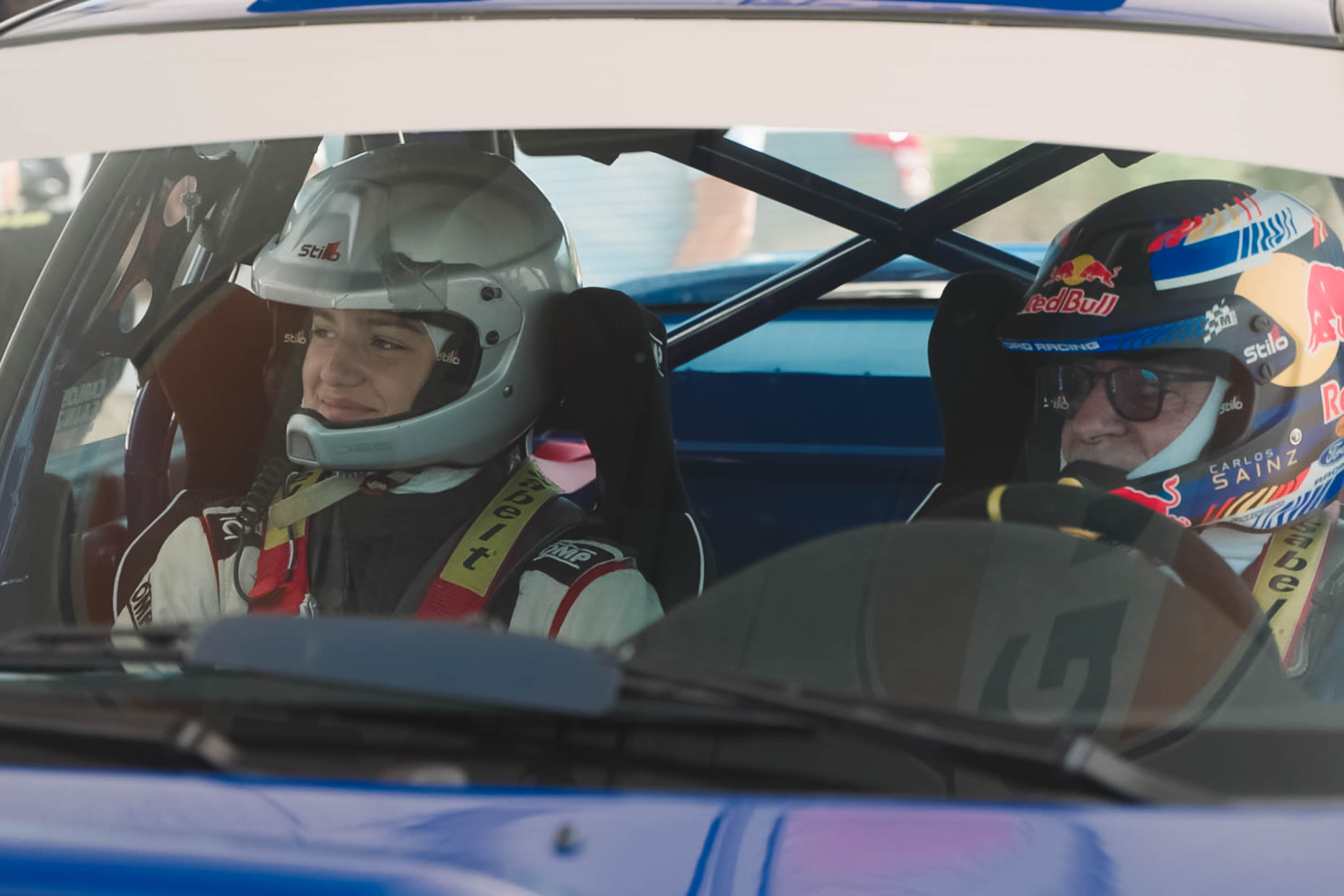 Fuertes, con Carlos Sainz en el coche de rally.