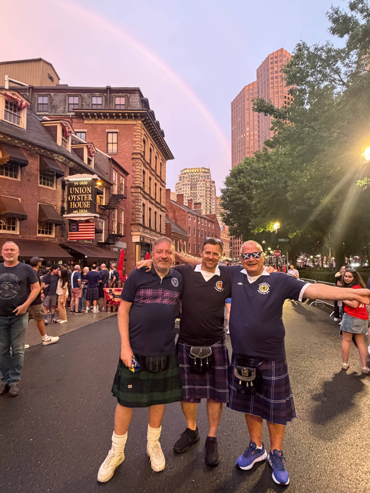 Three Scotland fans pose for MARCA.