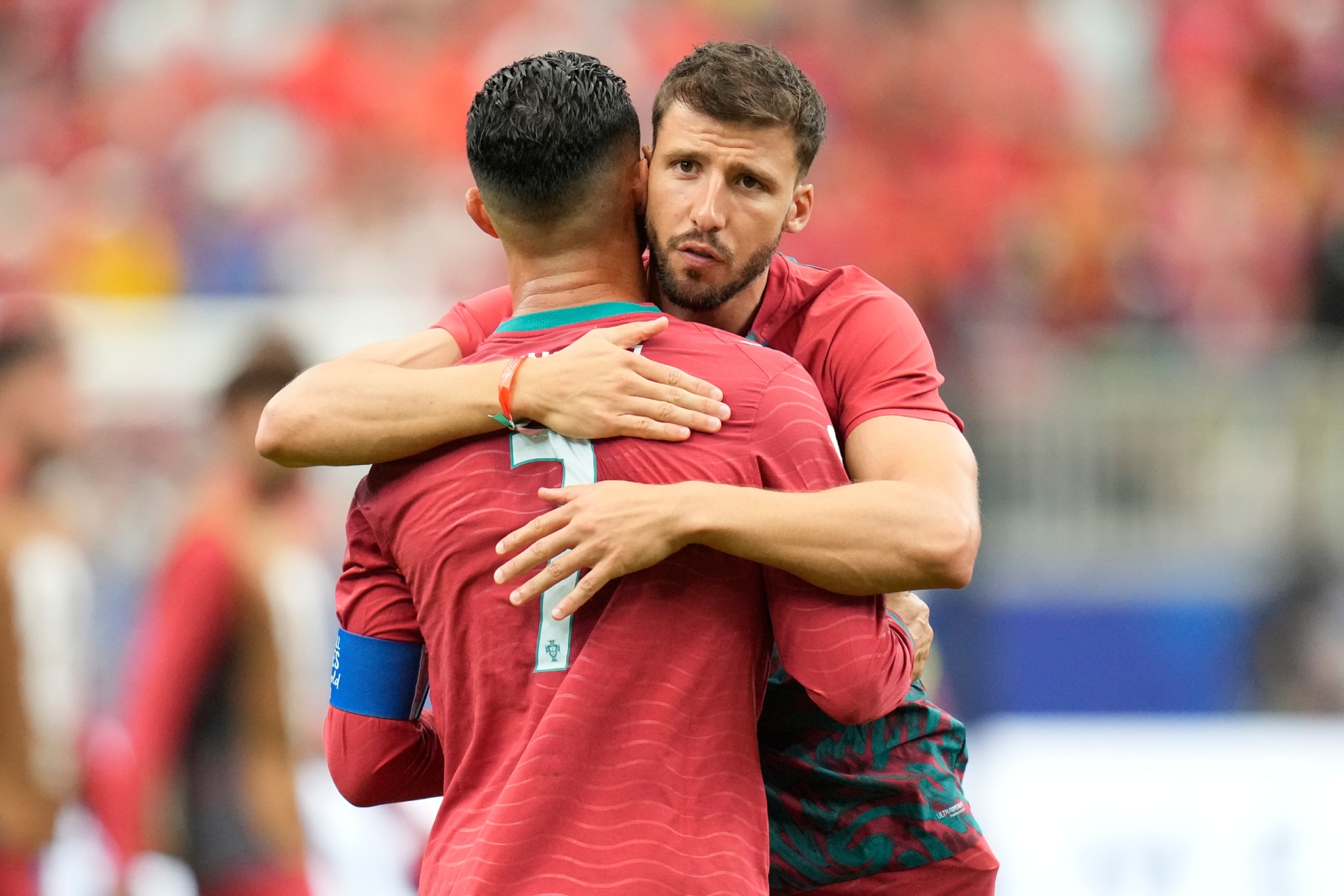 Rúben Dias y Cristiano Ronaldo se abrazan.