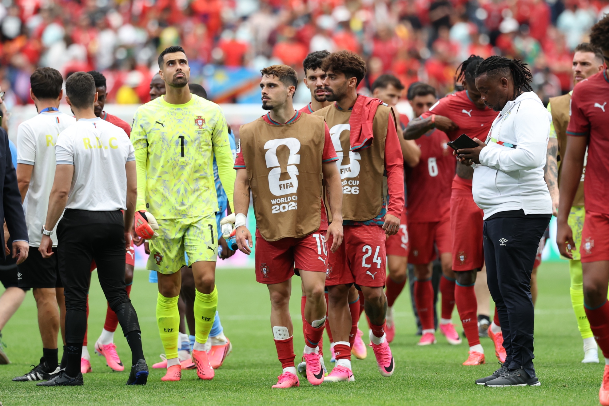 Los jugadores de Portugal, tras el empate con RD Congo.