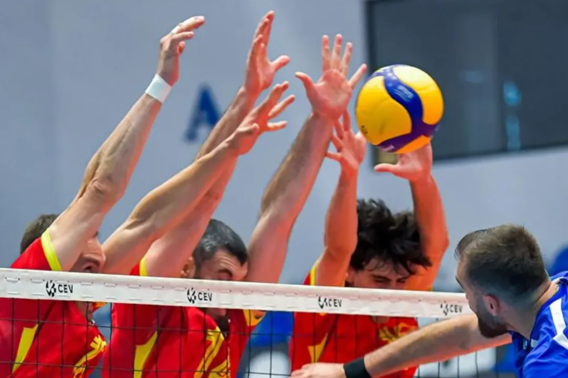 Bloqueo de los jugadores españoles en un partido de la Liga Europea. RFEVB