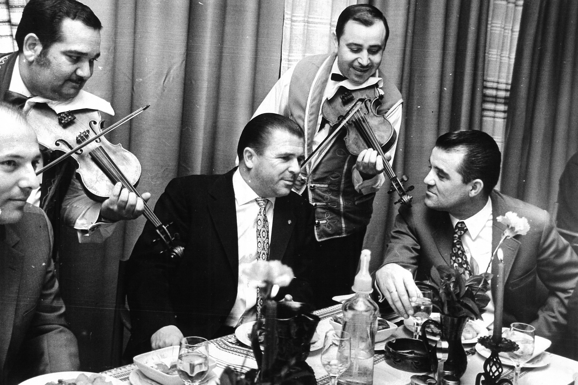 Puskas y Mijan Miljanic, durante una cena en un restaurante de Belgrado. Archivo MARCA