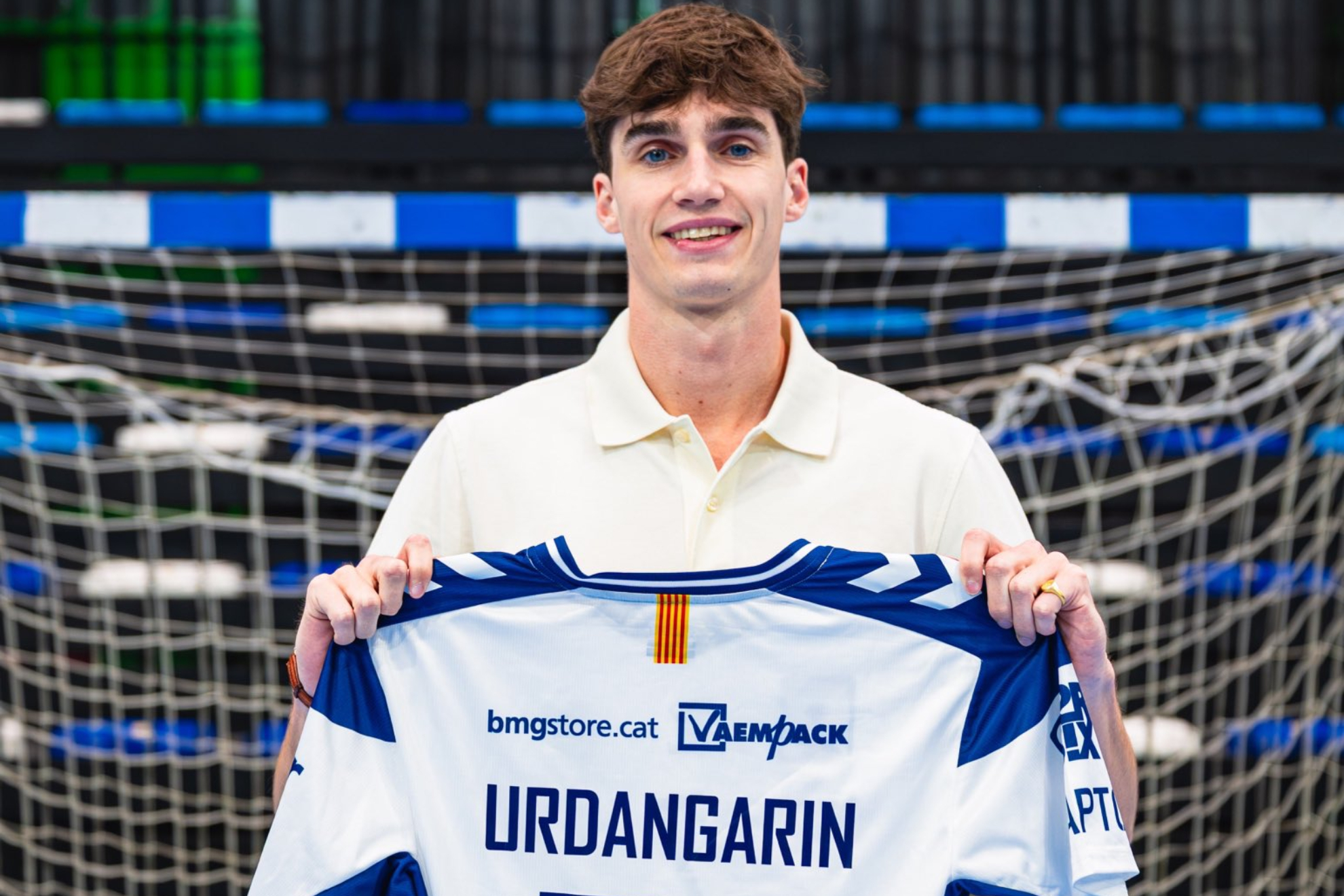Pablo Urdangarín posa con la camiseta del Granollers tras firmar su ampliación de contrato. BM Granollers