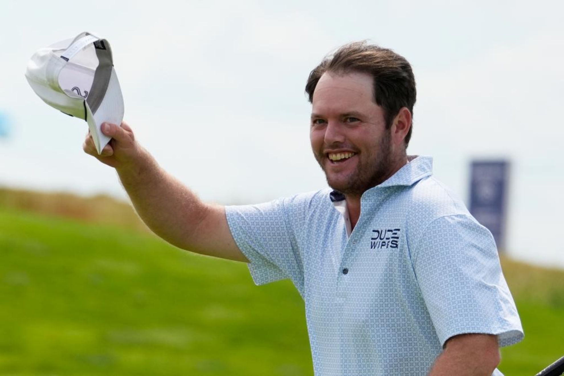 Harry Higgs (34) saluda después del birdie del hoyo 11