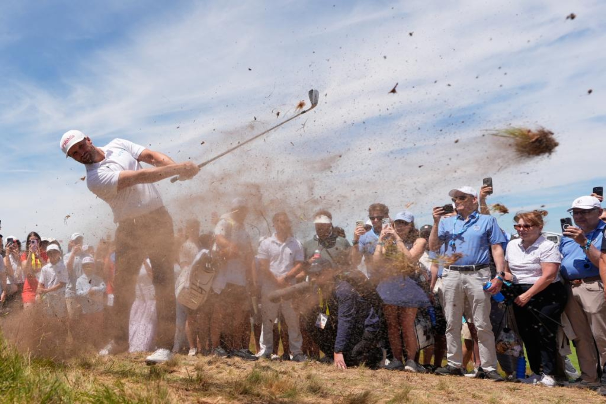 Wyndham Clark (32) juega un golpe el viernes