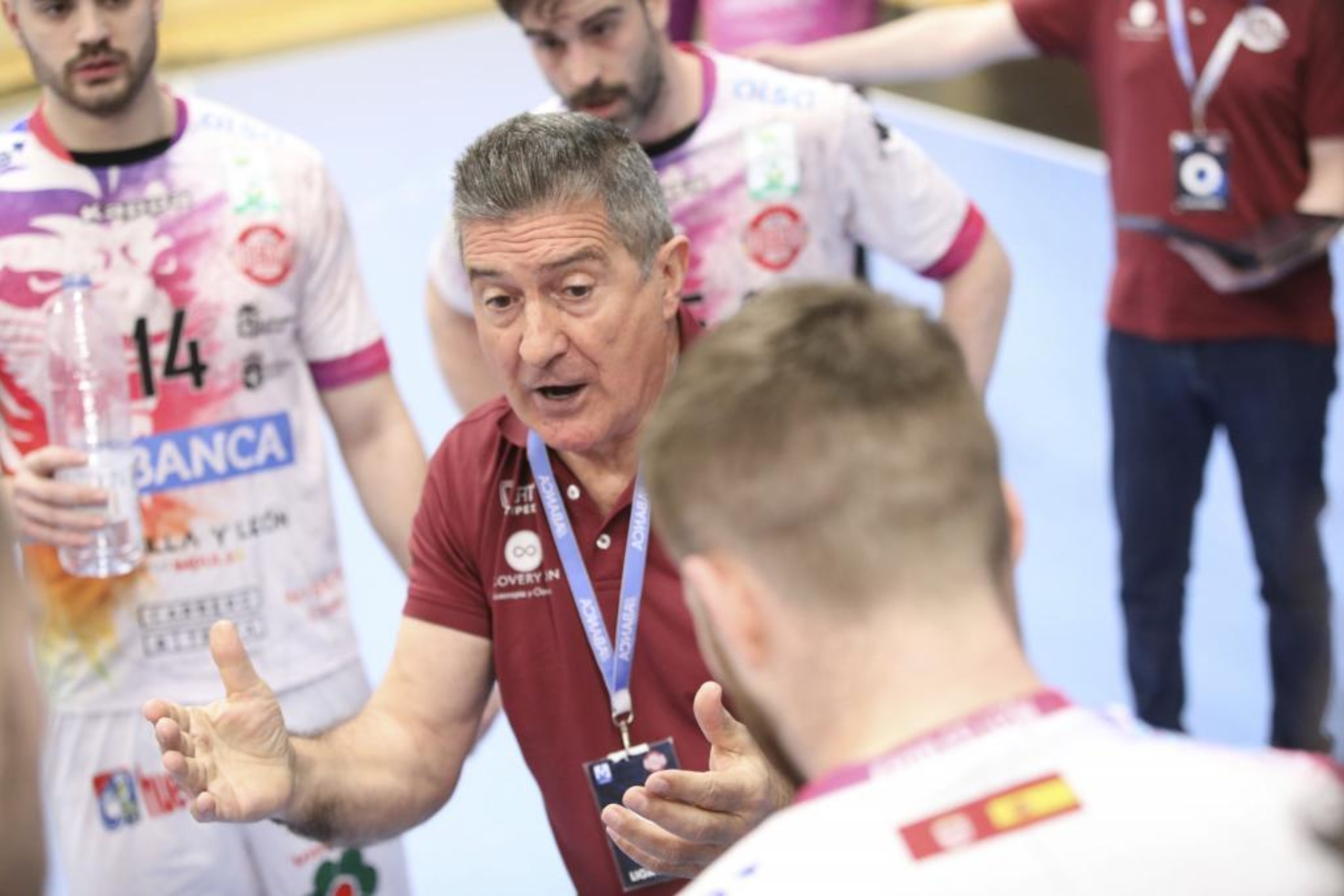 Manolo Cadenas, durante su etapa como técnico del Ademar León. EFE