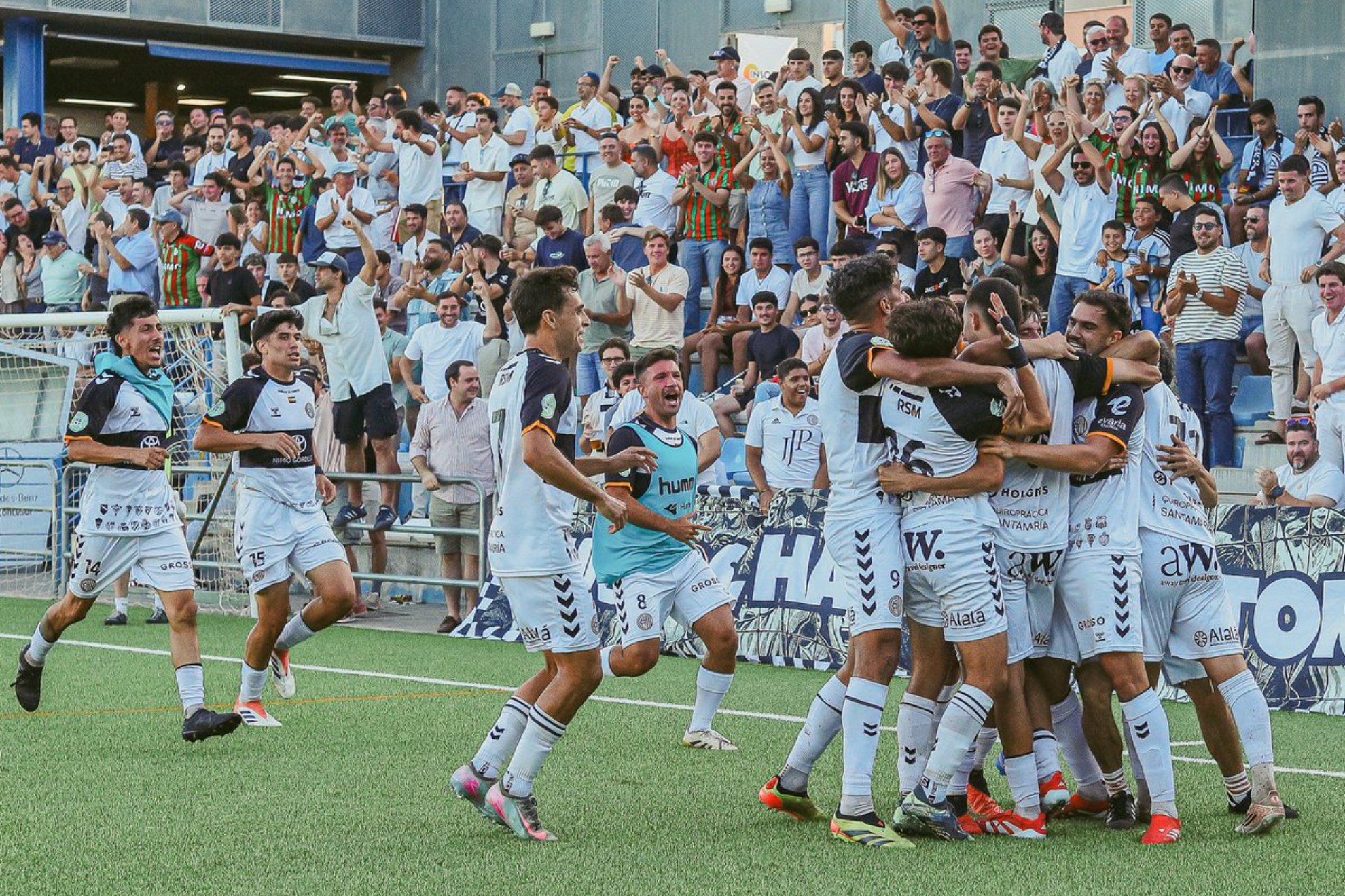 Los jugadores del Atlético Central celebran un gol