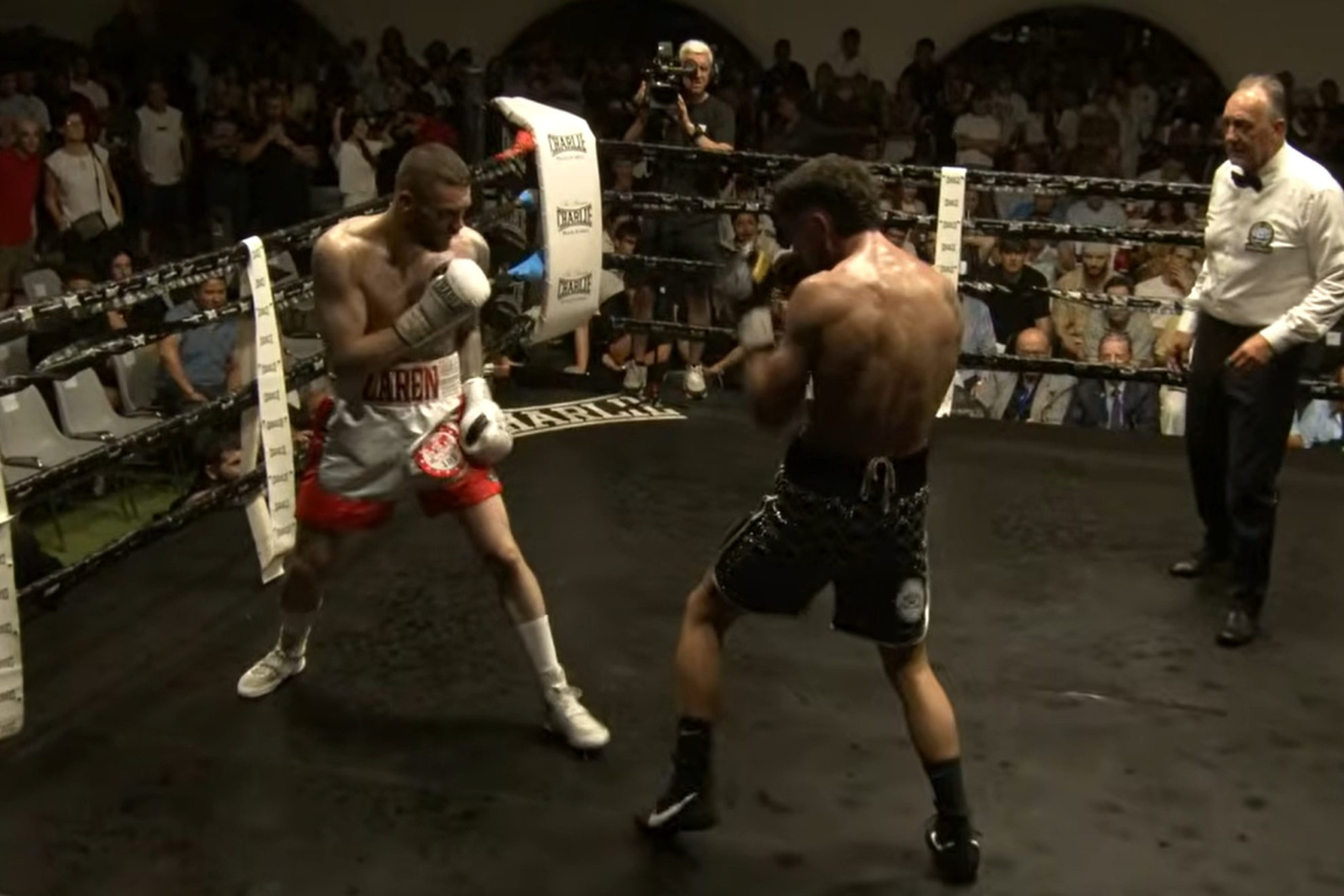 Zaren y Navarro Jr, en pleno combate con la lluvia sobre el ring.