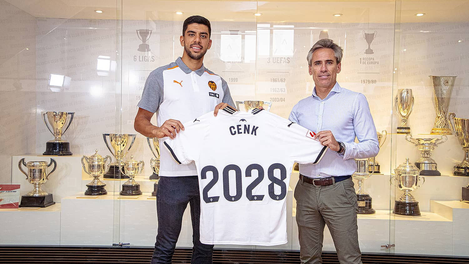 Cenk el día que firmó por cinco temporadas.
