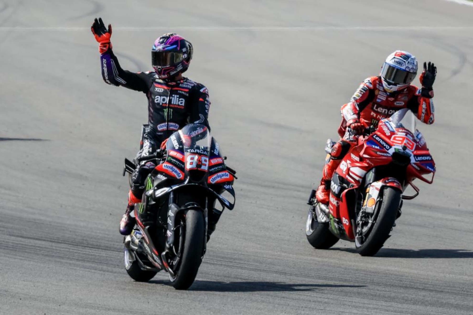 Jorge Martín y Marc Márquez saludan en Brno. EFE