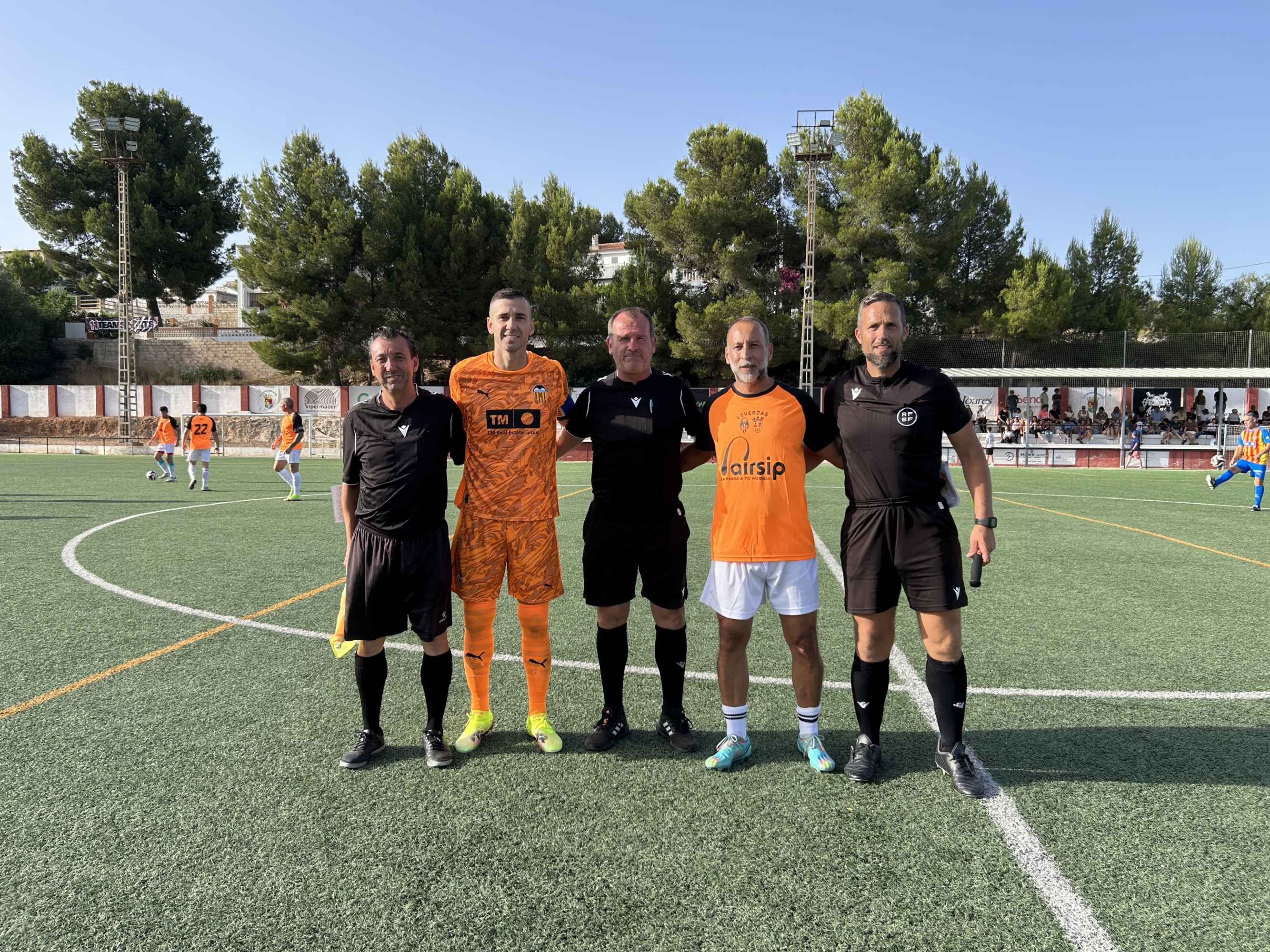 Jaume posa con los árbitros y el capitán del Catadau.