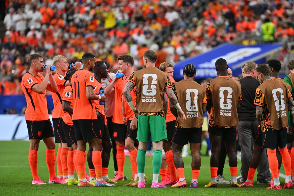 Los jugadores de la selección de los Países Bajos, durante una pausa para la hidratación.