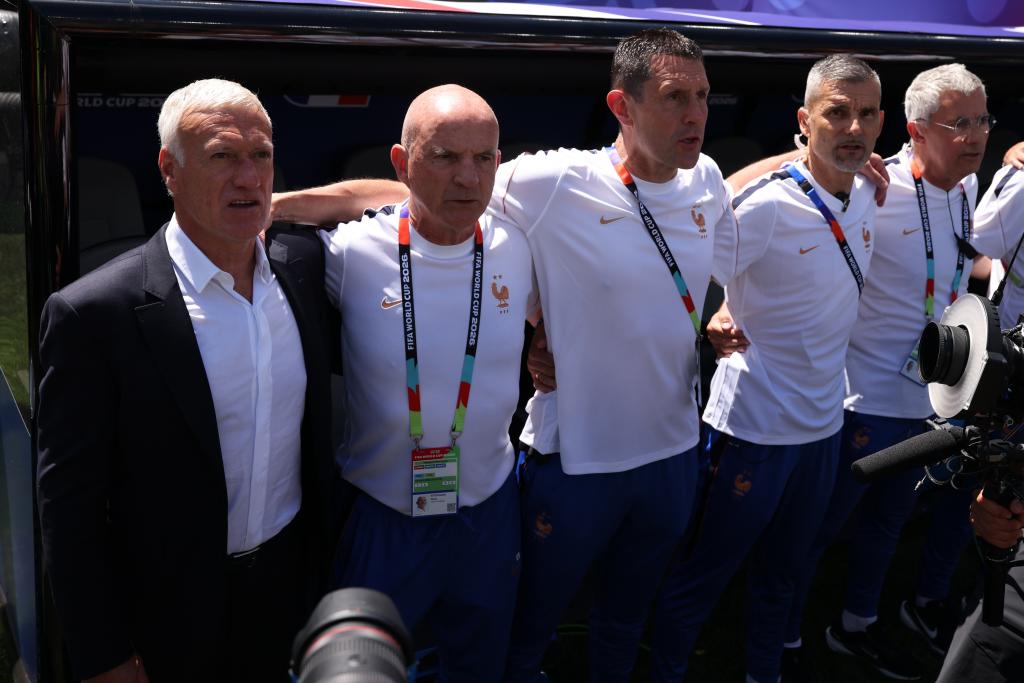 Didier Deschamps, durante los himnos. En la imagen se observan los focos de los fotógrafos.