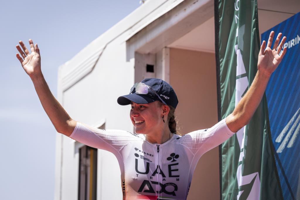 La ciclista española del UAE Paula Blasi celebra tras ganar la segunda etapa de la Volta Ciclista a Catalunya femenina.
