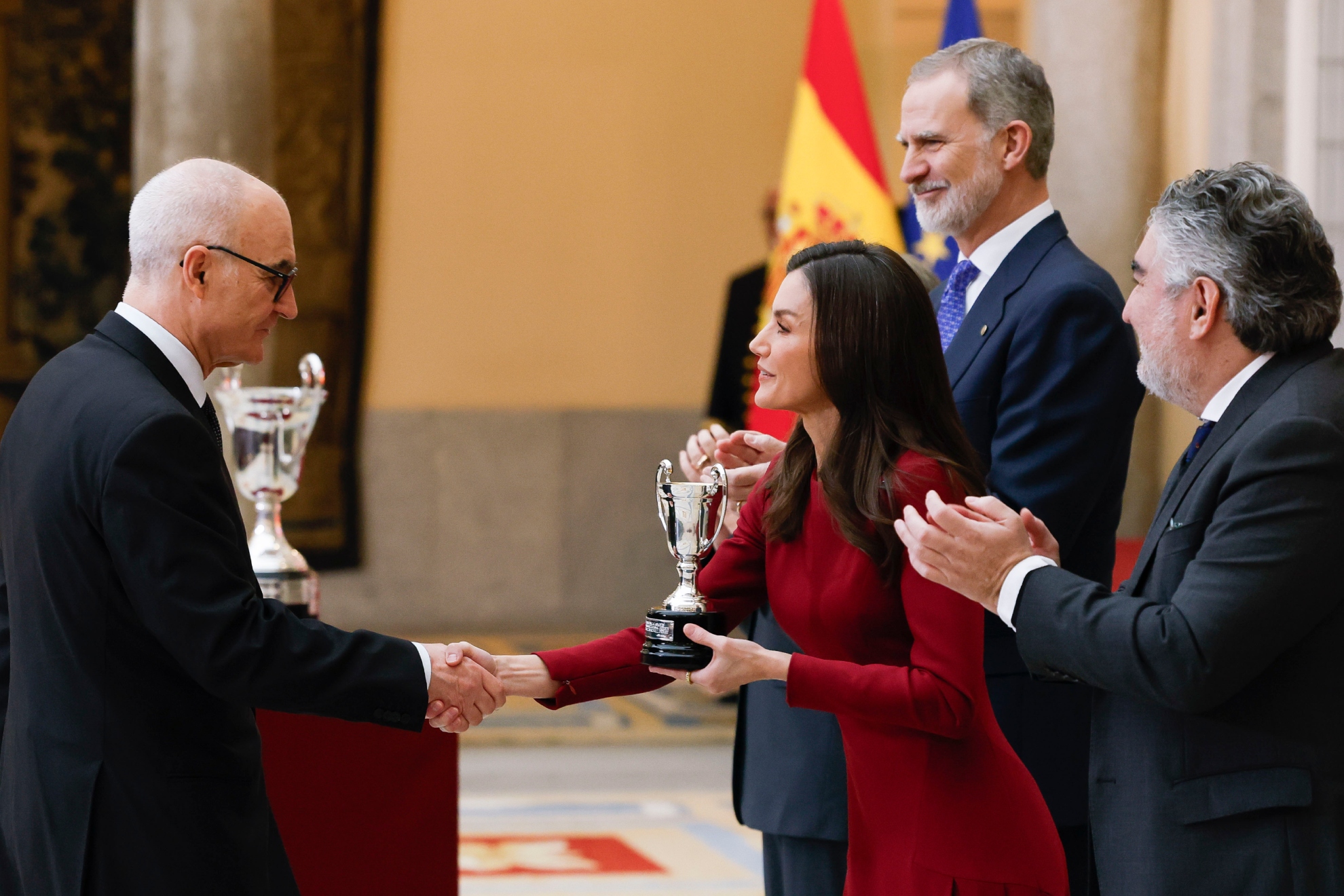 Ripoll, recibiendo de manos de la reina Letizia el Premio Nacional a las Artes y las Ciencias Aplicadas al Deporte