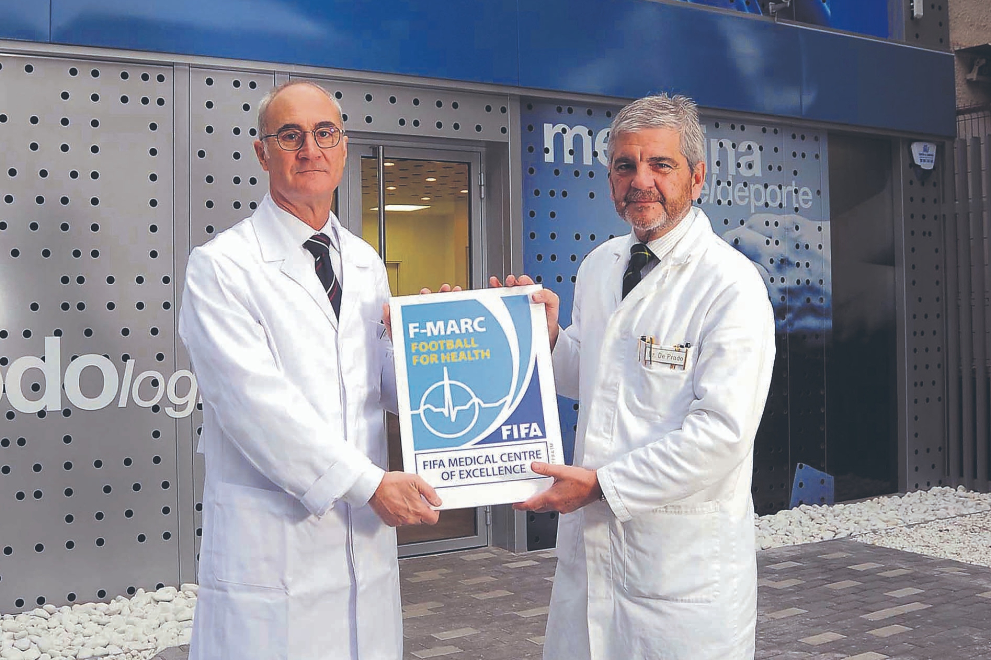 Ripoll, junto a Mariano De Prado, tras serle concedido a su clínica el certificado de Centro de Excelencia FIFA.