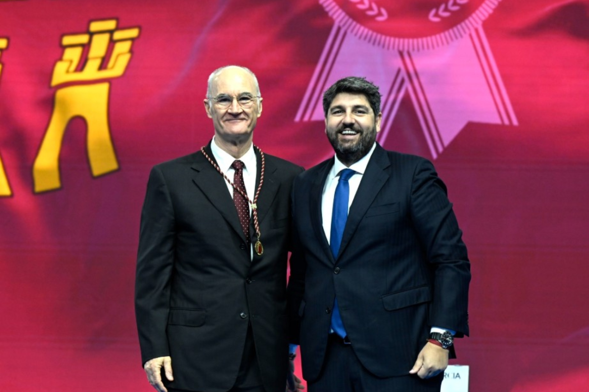 El doctor Ripoll, junto a Fernando López Miras, presidente de la Región de Murcia, tras recibir la medalla de oro.