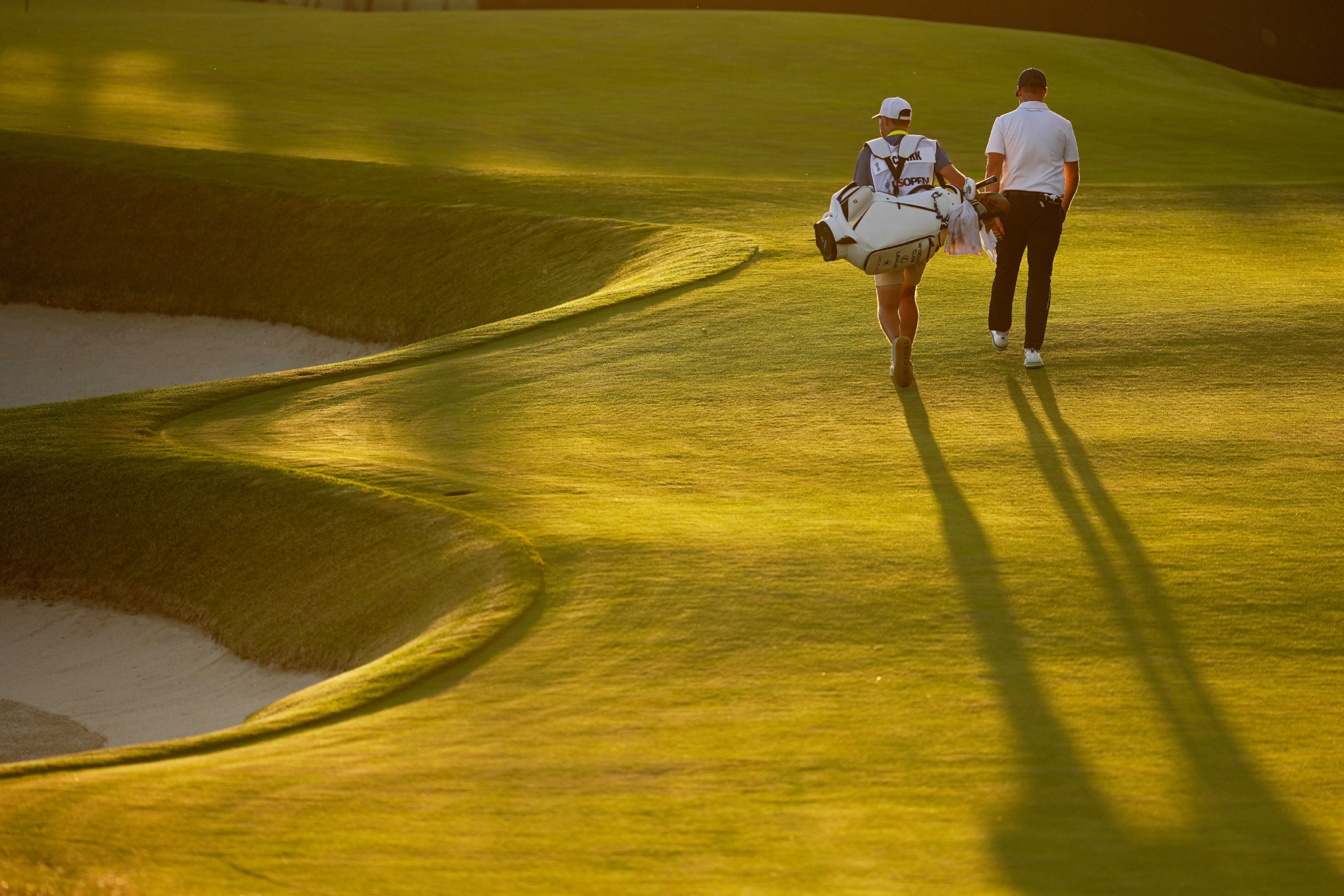 Wyndham Clark y su caddie ayer durante la tercera jornada.