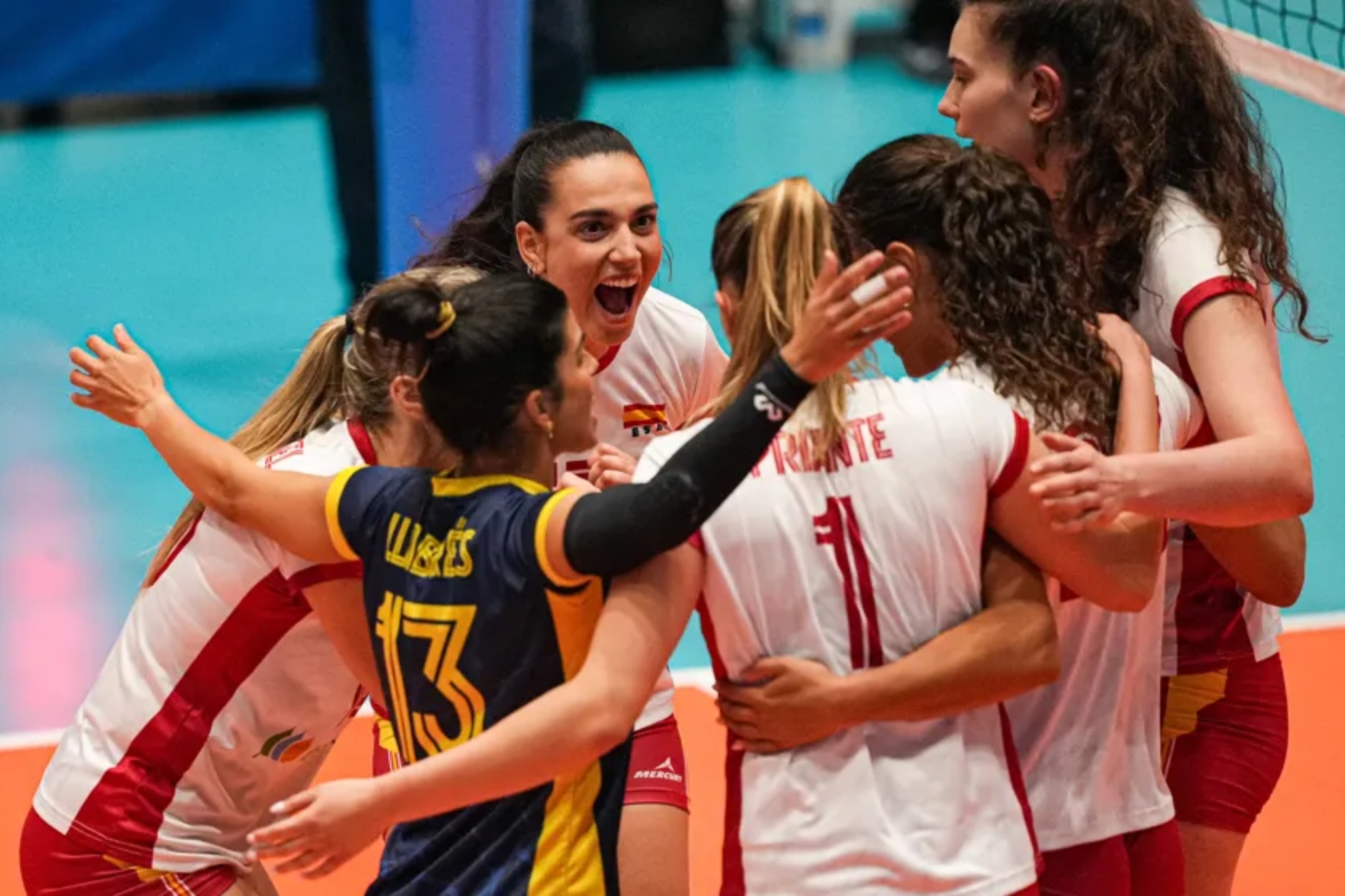 La selección española celebra su triunfo FEVB