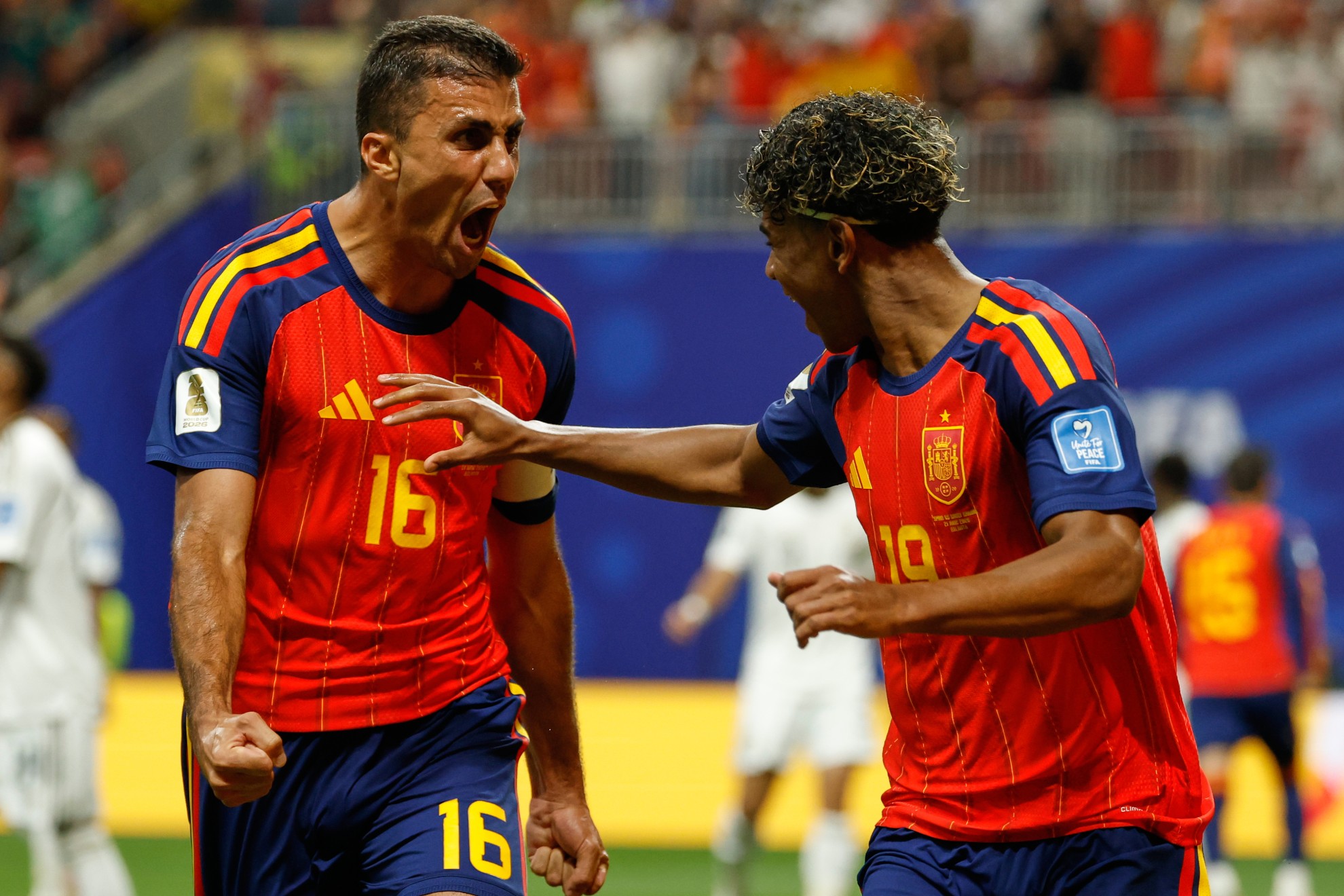 Rodri celebra el gol con Lamine Yamal.