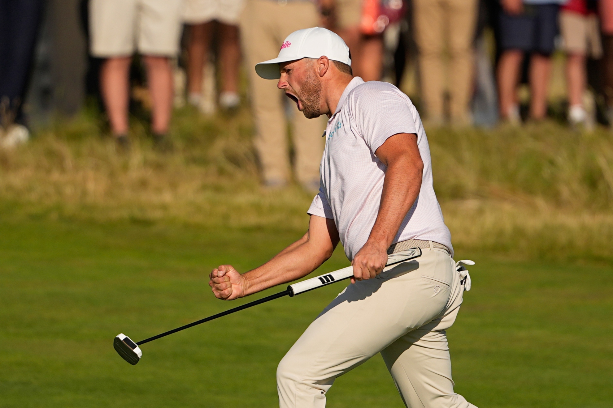 Wyndham Clark tras embocar el putt del hoyo 16.