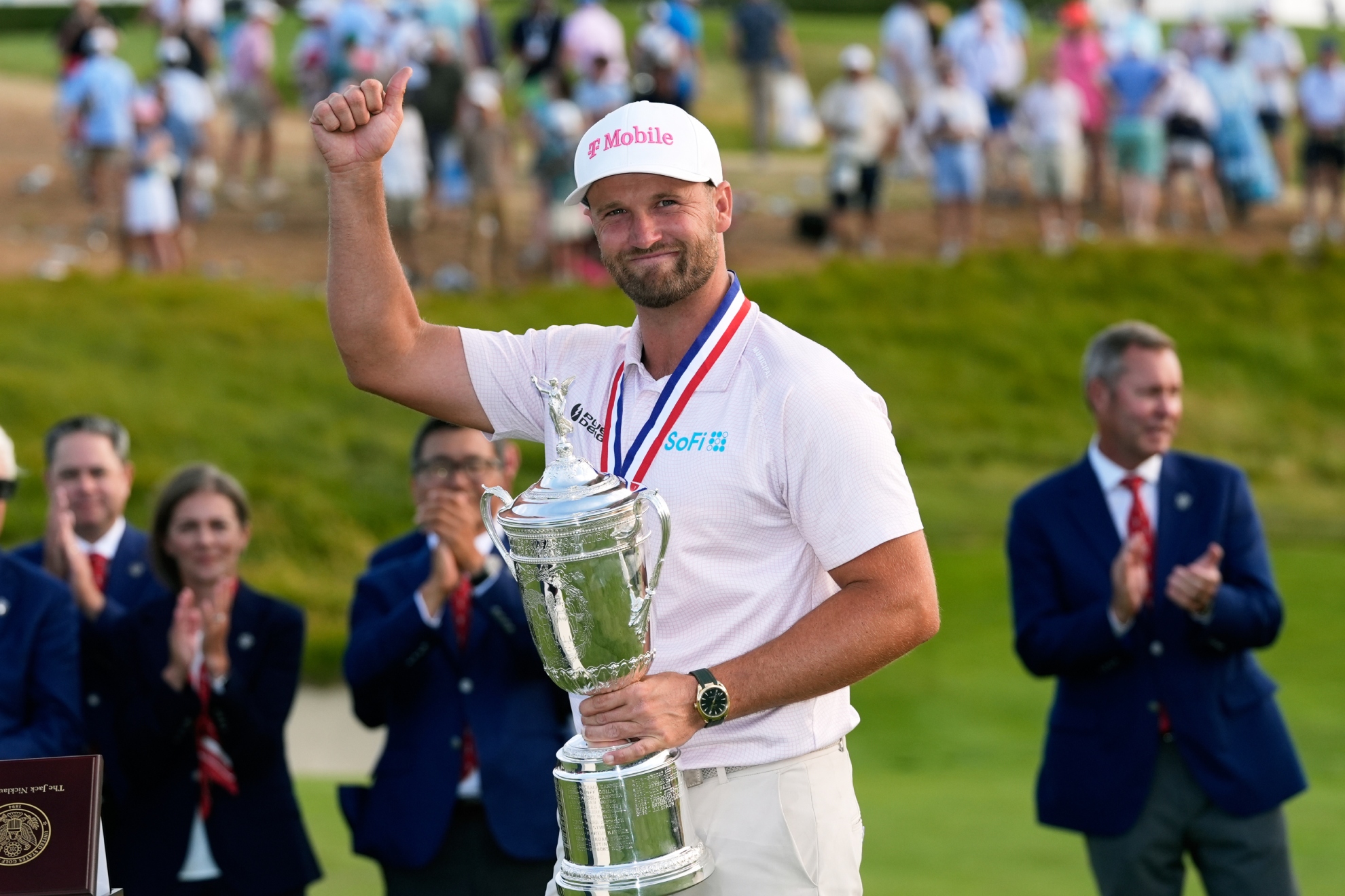 Wyndham Clark con el trofeo del US Open.