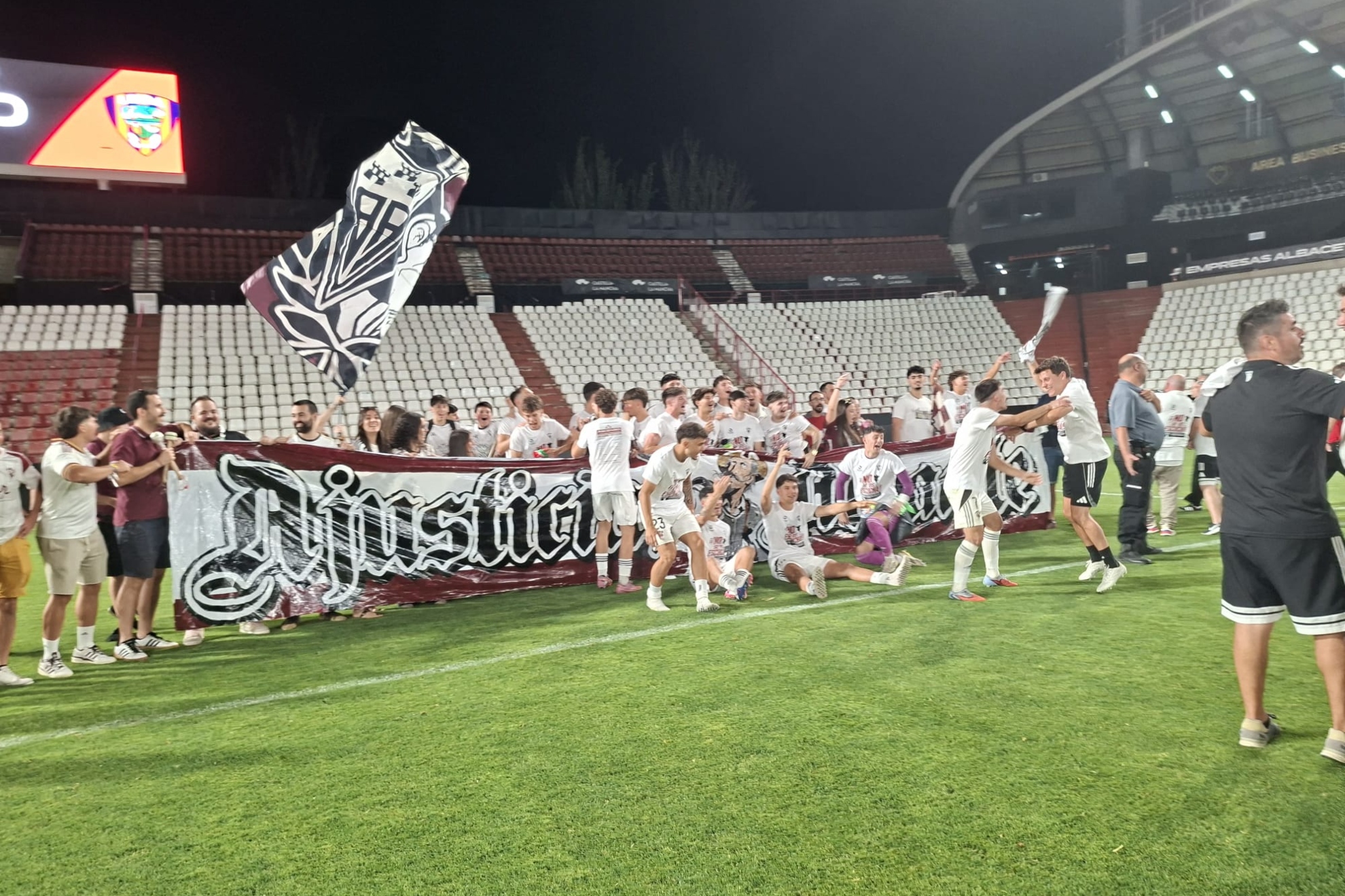 Los jugadores del Atlético Albacete celebran el ascenso. ALFONSO LÓPEZ