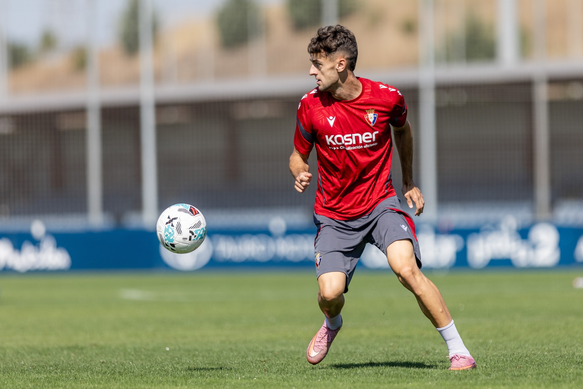 Aimar Oroz, en un entrenamiento de Osasuna.