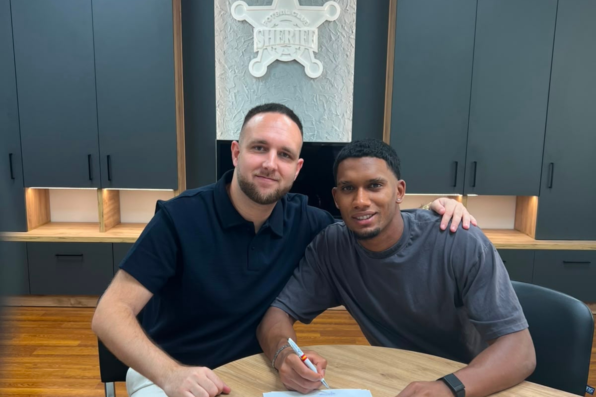 Juan Carlos Pineda, junto a Toñín Fernández, firmando por el FC Sheriff Tiraspol. MARCA