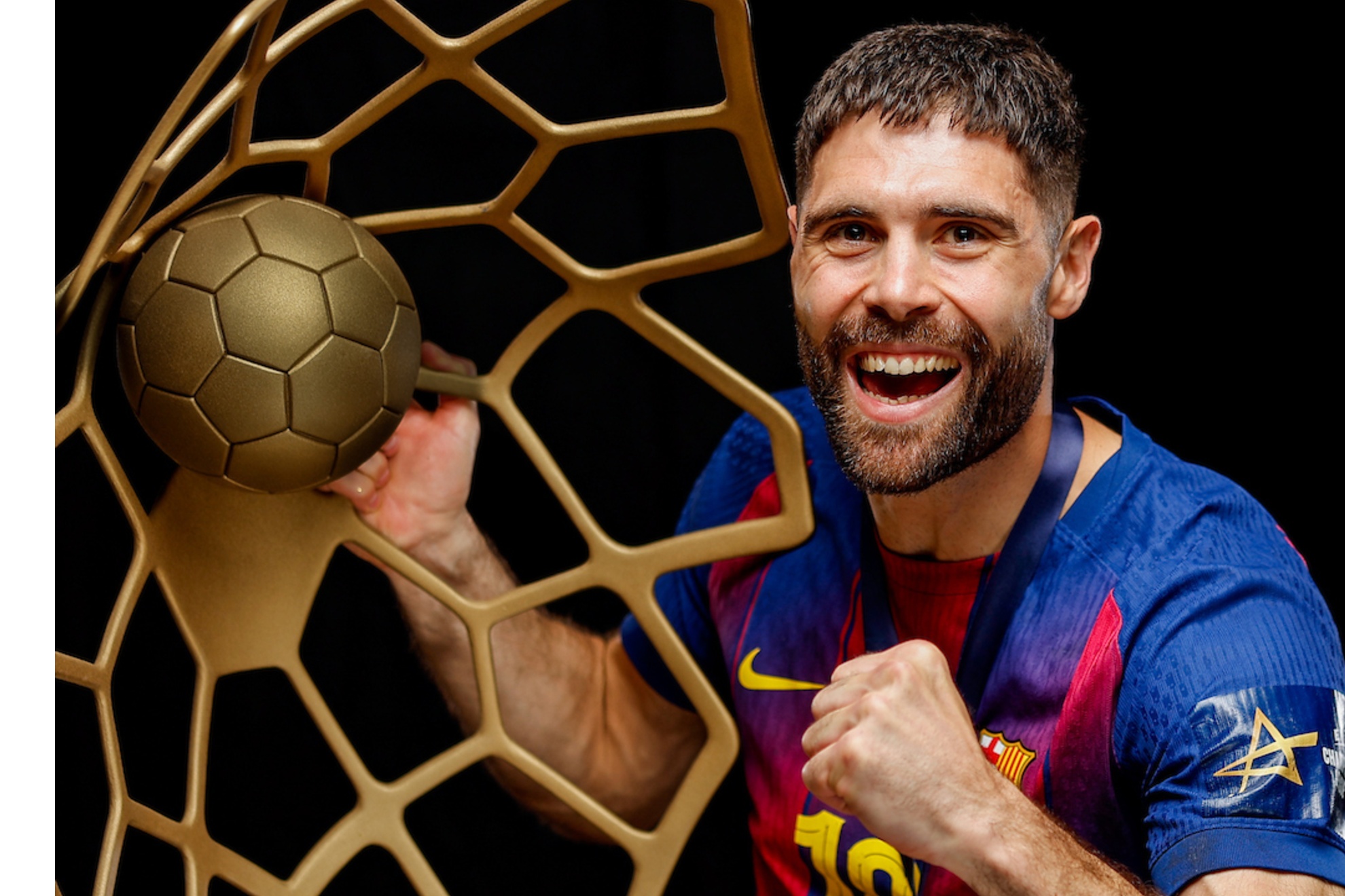El esloveno Blaz Janc, con el trofeo de la pasada 'Champions' EHF