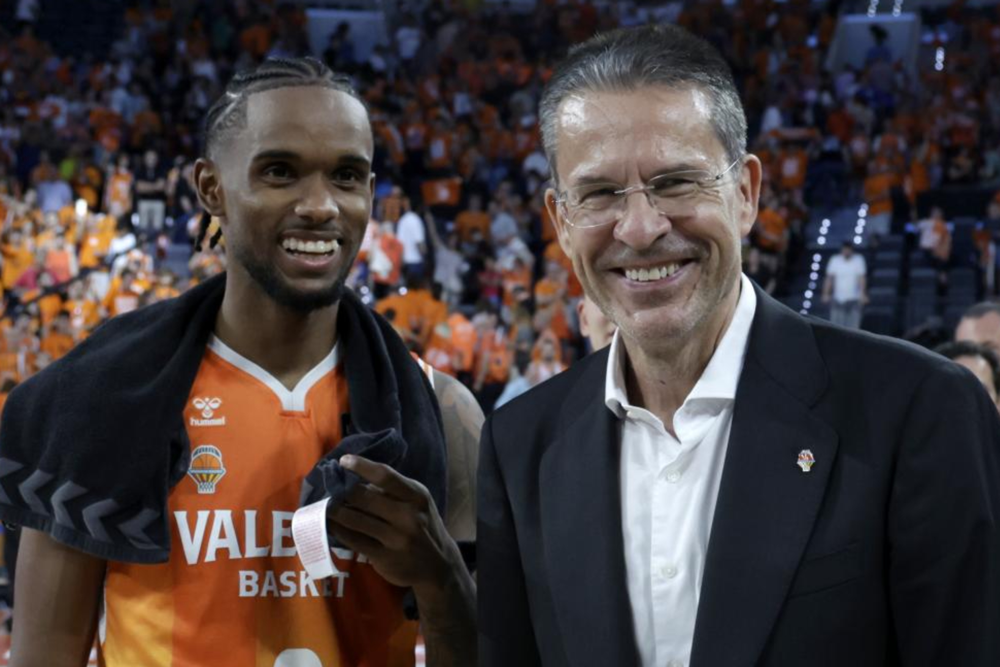 Pedro Martínez junto a Jean Montero tras el segundo partido de las Finales de la Liga Endesa.