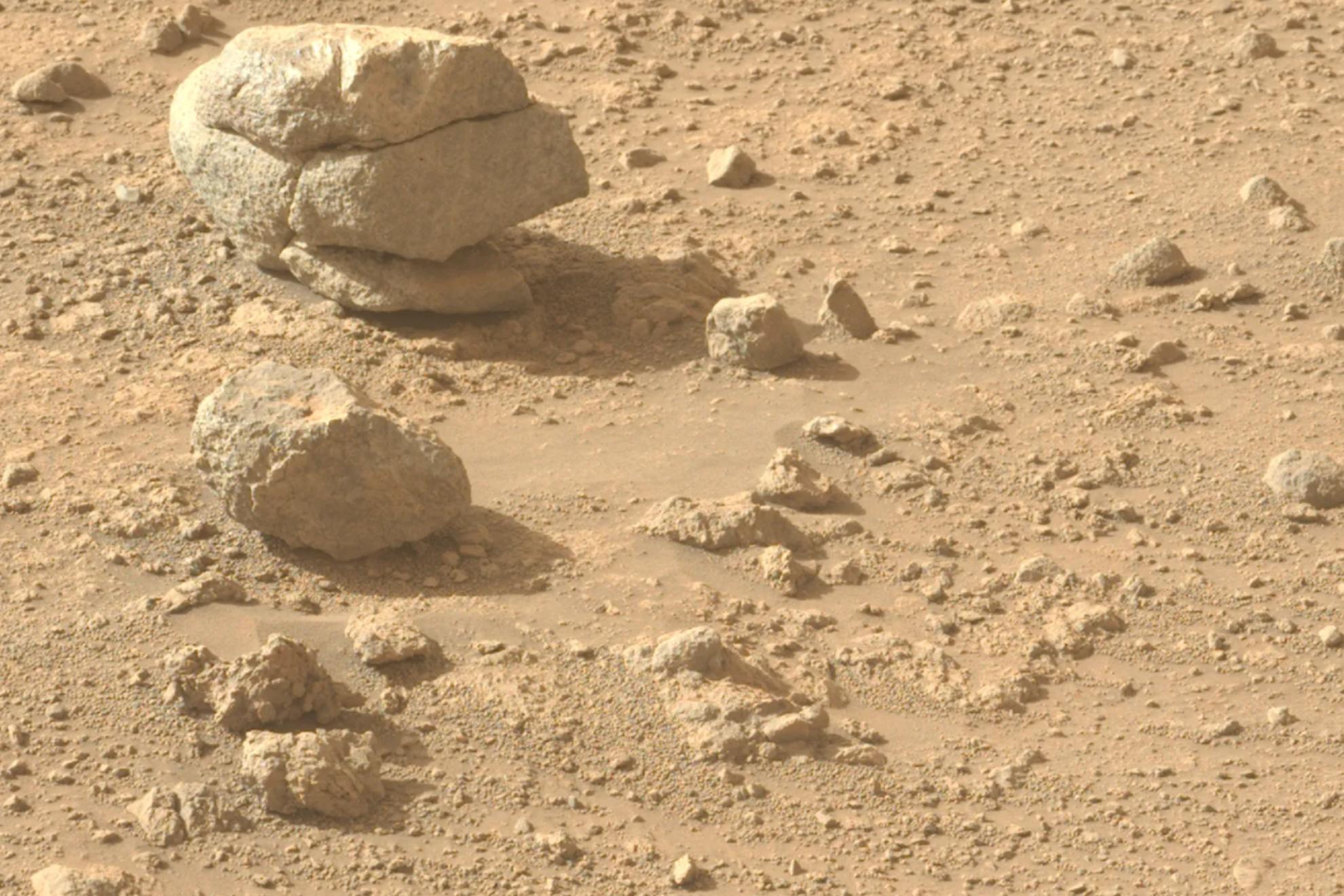 La NASA revela nuevas imágenes de Marte y unas extrañas formaciones rocosas desconciertan a los científicos.