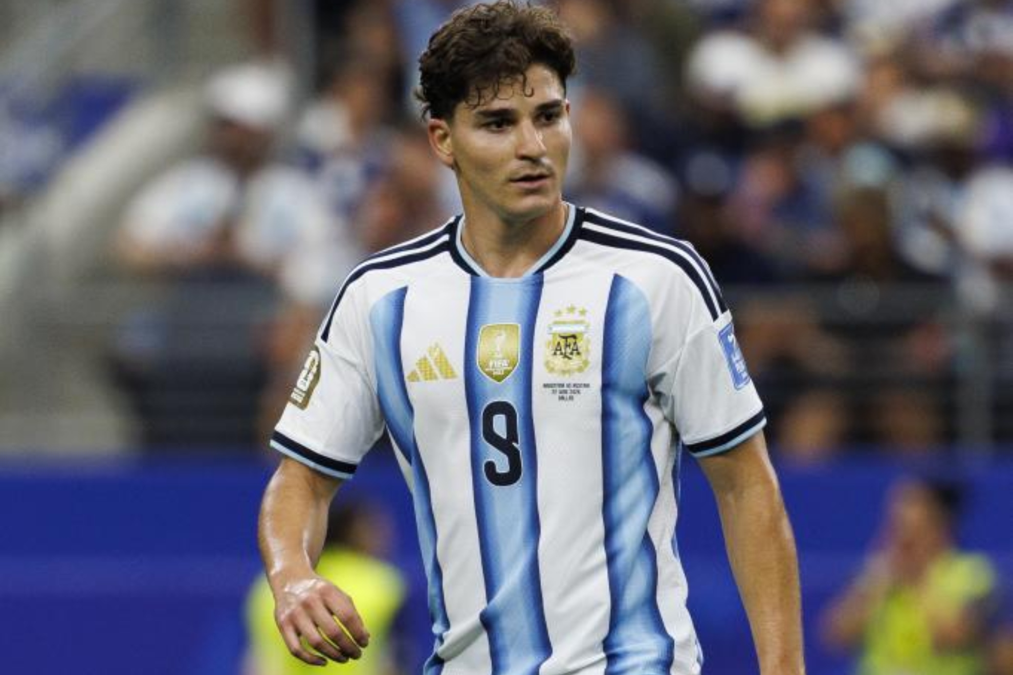 Julián Alvarez, en un encuentro con Argentina en el Mundial.