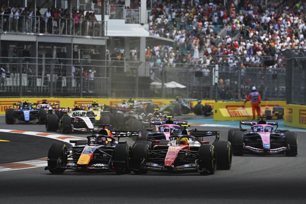 Lewis Hamilton y Max Verstappen luchan durante el GP de Miami.