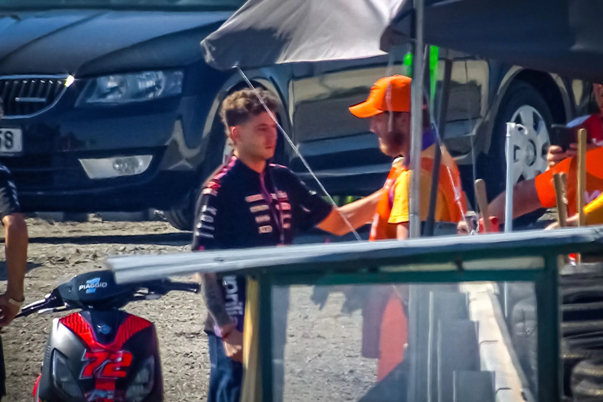 'Bez' pide disculpas al mariscal de pista.