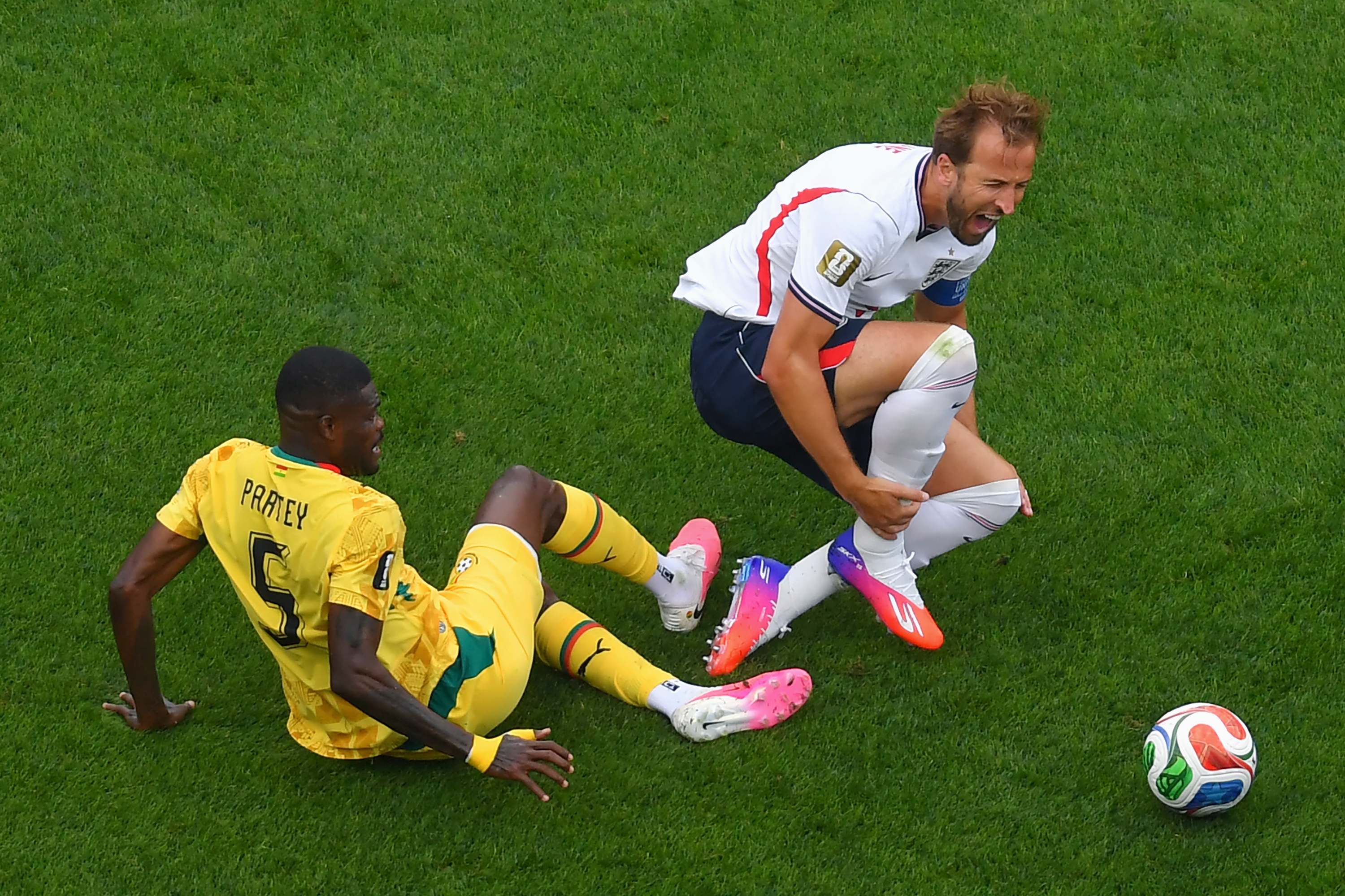 Harry Kane hurts in an action with Thomas Partey.