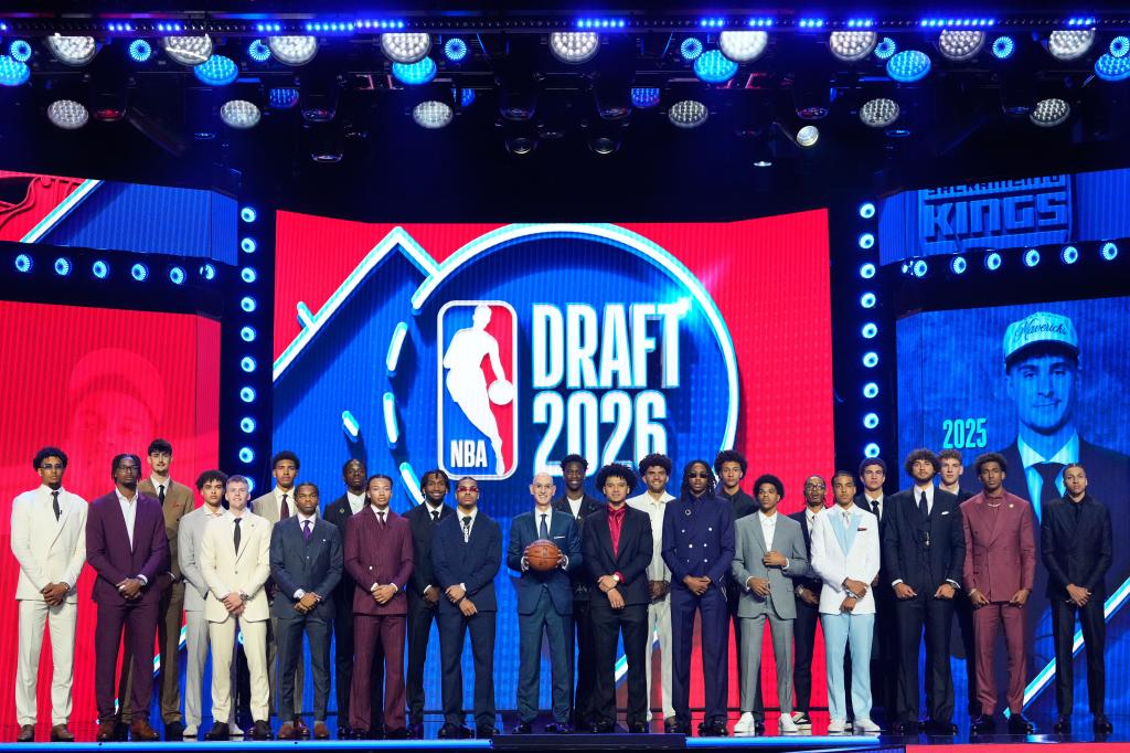Los protagonistas de este Draft posan con Adam Silver, comisionado de la NBA.
