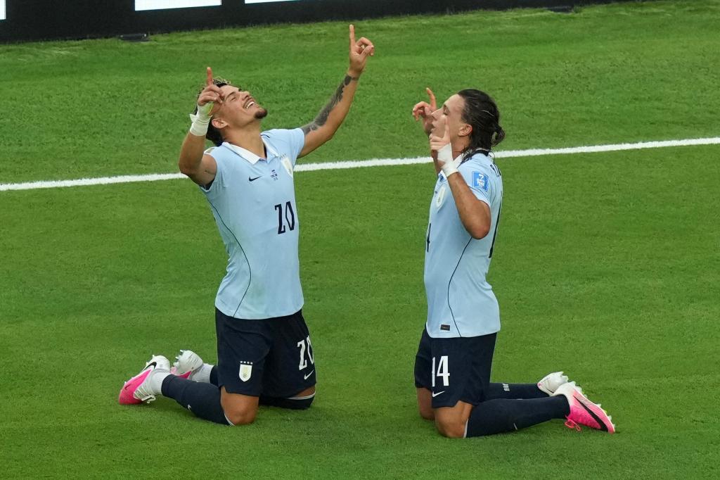 Agustín Canobbio celebra su gol ante Cabo Verde con Maxi Araújo.